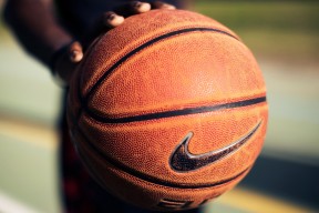爱游戏-传奇归来，阿扎伦卡虽败犹荣，公牛主场见证王者苏醒